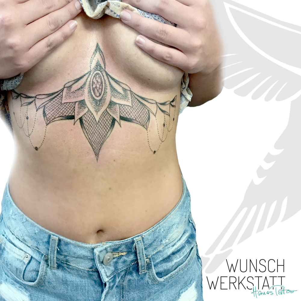 Unterbrust-Tattoo Henna
