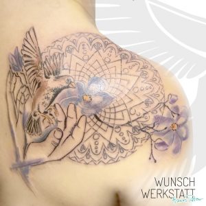 Vogel und Hände Tattoo