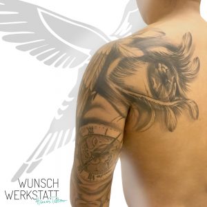 Tattoo Uhr Auge mit Federn