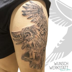 Wunschwerkstatt Tattoo Eule fliegend Oberschenkel