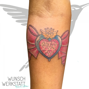 Hanas Tattoo Wunschwerkstatt Sailor Moon Schleife