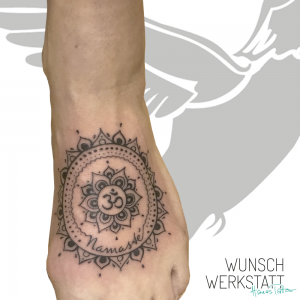 Hanas Wunschwerkstatt Tattoo Fuß Om mit Mandala Namaste