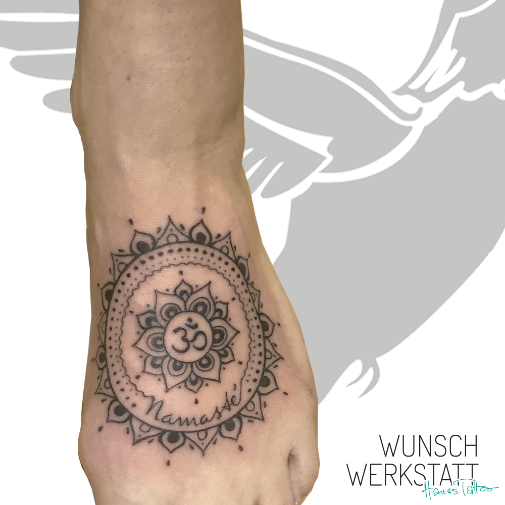Hanas Wunschwerkstatt Tattoo Fuß Om mit Mandala Namaste