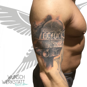 Cover Up Tattoo aus Hanas Wunschwerkstatt Feder zu ACDC
