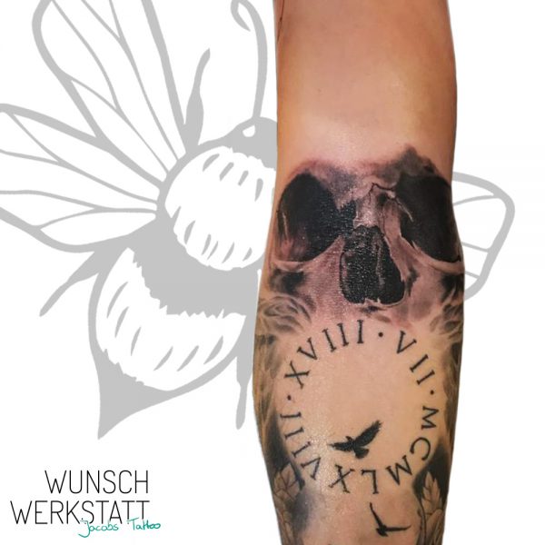 Wunschwerkstatt Jacobs Tattoo Unterarm Totenkopf Uhr