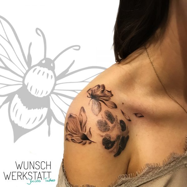 Jacob Tattoo Wunschwerkstatt Magnolie und Hundepfote auf Schulter (Würzburg)