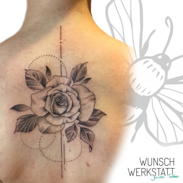 Rose und Geometrie Rücken Tattoo Jacob Wunschwerkstatt Würzburg Tattoo