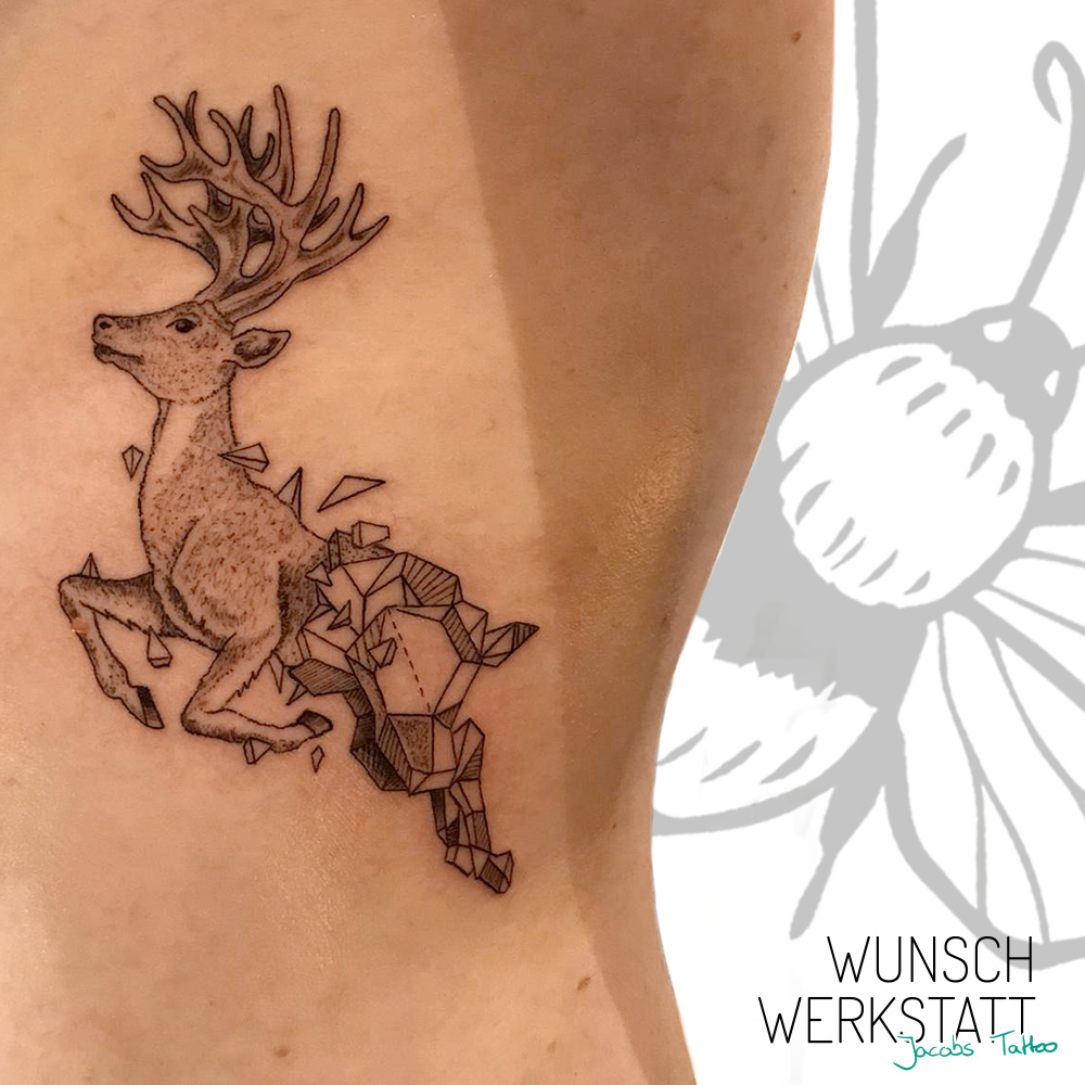 Jacob Wunschwerkstatt Tattoo grafisch Hirsch auf Rippen